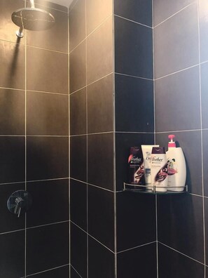 Studio (A3-1-72) | Bathroom | Shower, free toiletries, hair dryer, towels - Gold Coast Marib Comfy Studio (Banting)