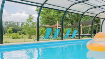 Inomhuspool, en säsongsöppen utomhuspool och solstolar