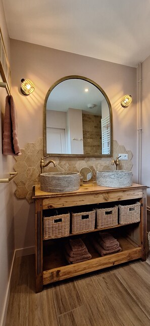 Superior Double Room, Ensuite (La Chaume) | Bathroom | Shower, hydromassage showerhead, hair dryer, towels - Les Galapons (Trept)