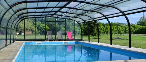 Alberca techada, alberca al aire libre por temporada y camastros