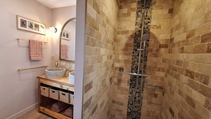 Chambre Double Supérieure, salle de bains attenante (La Chaume) | Salle de bain