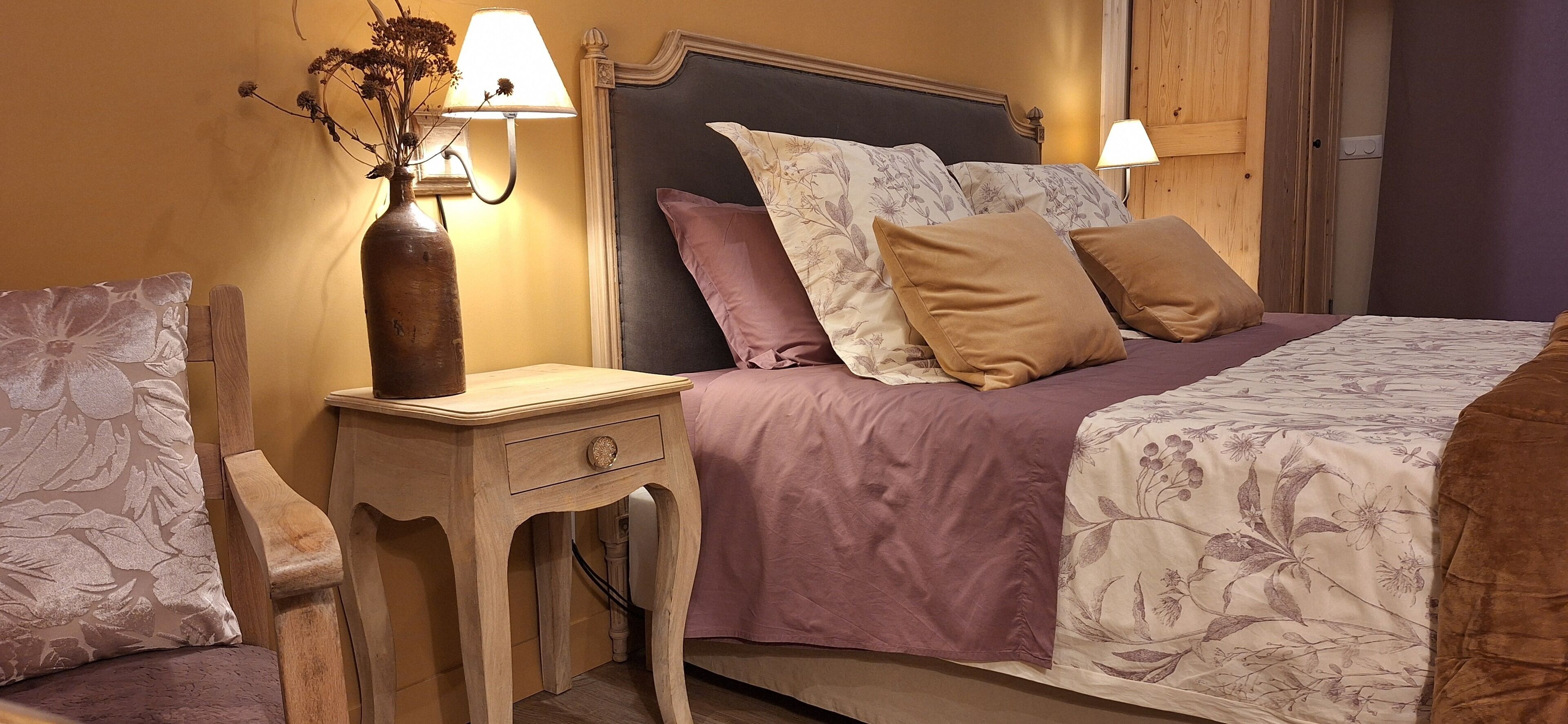 Een keurig opgemaakt slaapkamer met een bed, nachtkastjes en lampen.