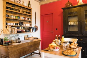 Free daily continental breakfast