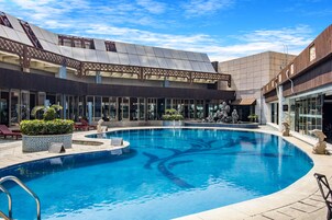 Una piscina al aire libre de temporada