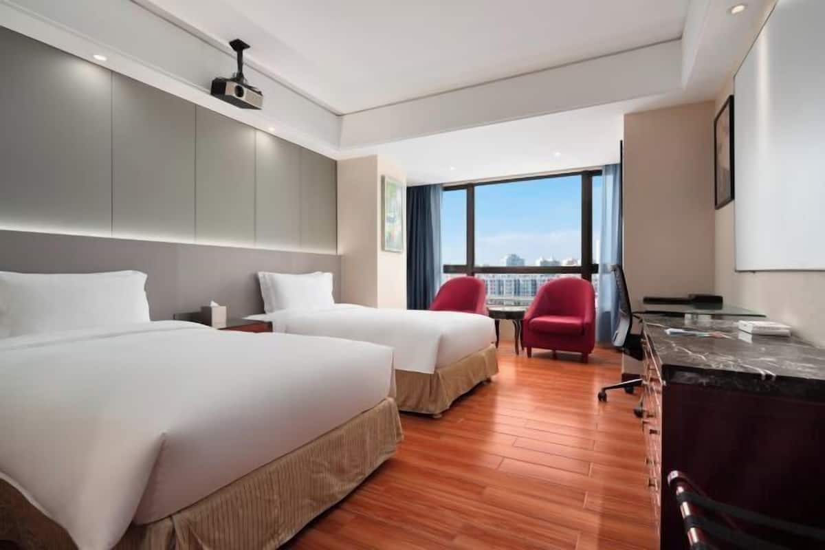 1 bedroom, in-room safe, desk, blackout curtains