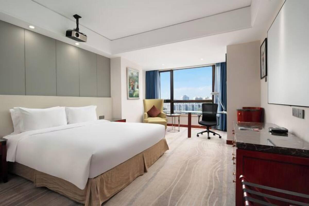 1 bedroom, in-room safe, desk, blackout curtains