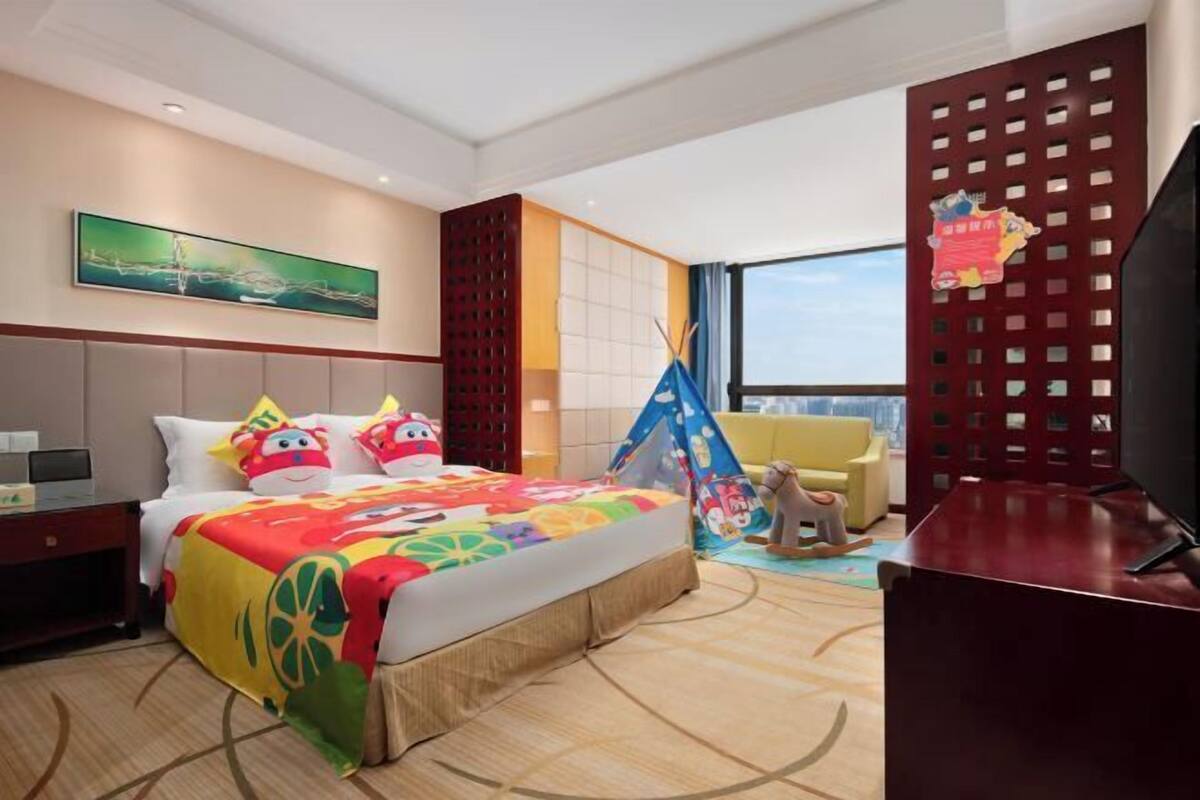 1 bedroom, in-room safe, desk, blackout curtains