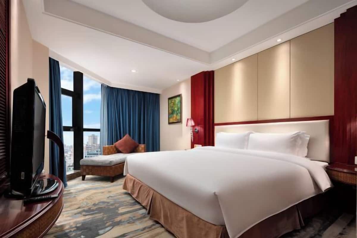1 bedroom, in-room safe, desk, blackout curtains