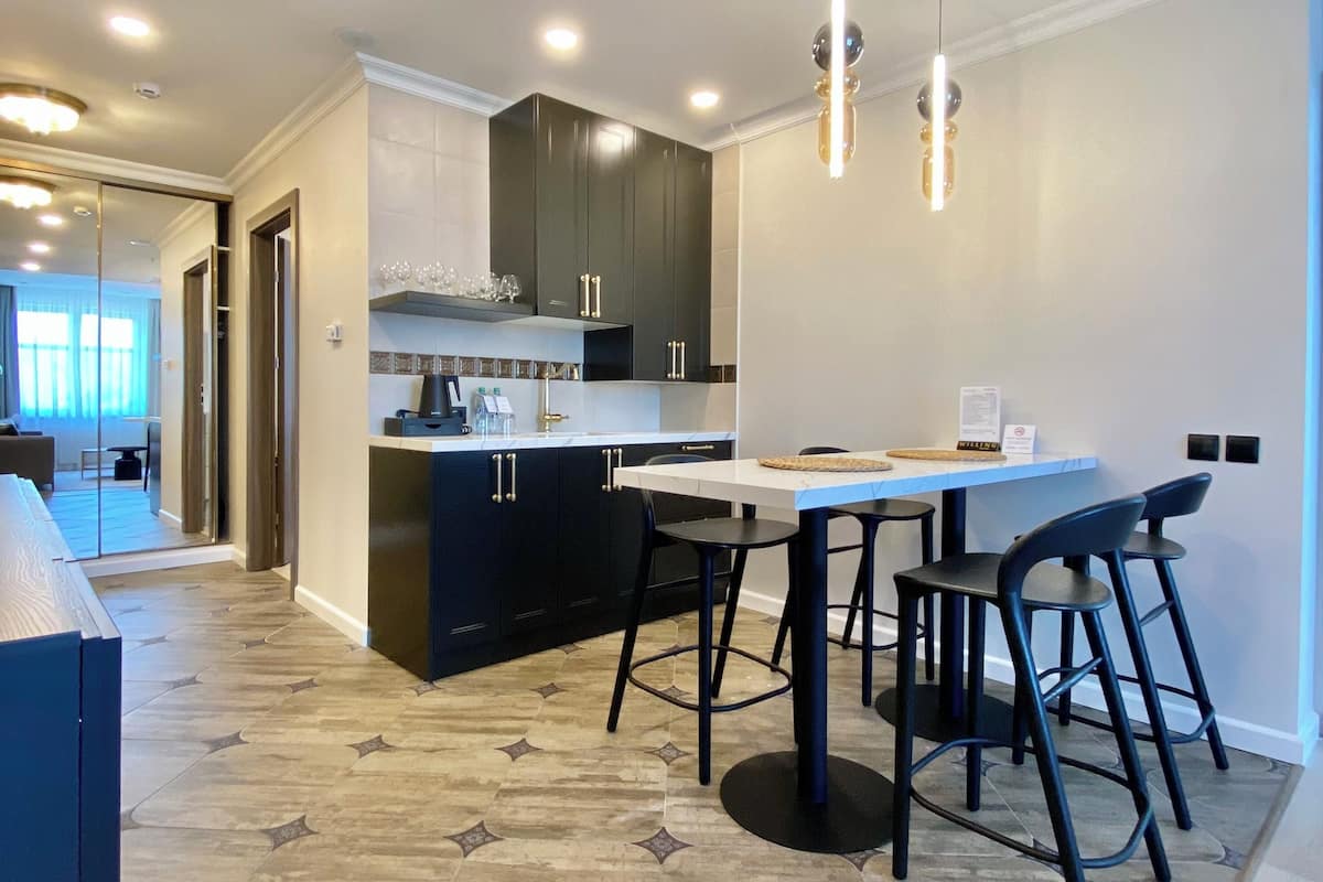 executive suite, 2 bedrooms | private kitchenette | mini-fridge, electric kettle