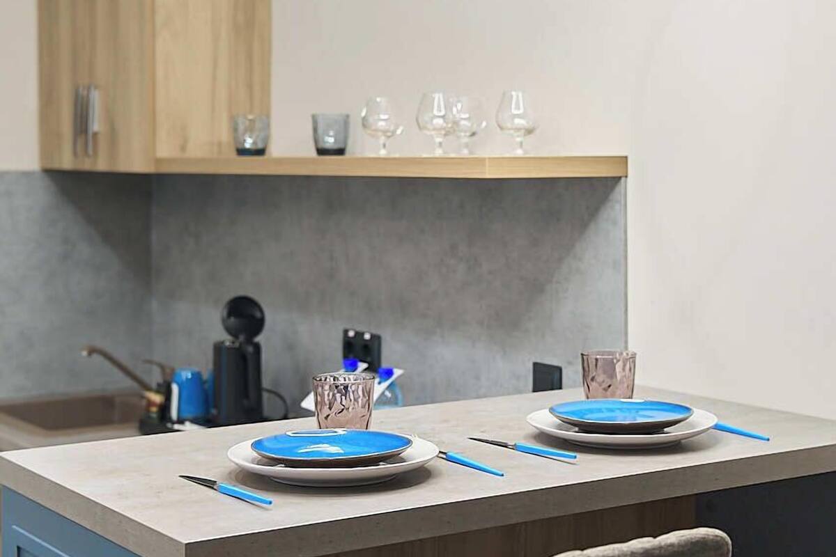 studio, 1 king bed, non smoking | 1 bedroom, premium bedding, minibar, desk