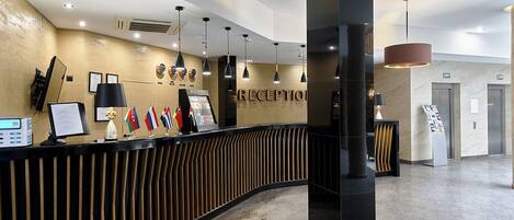 Una recepción con banderas, un área de recepción y un diseño de interiores moderno.