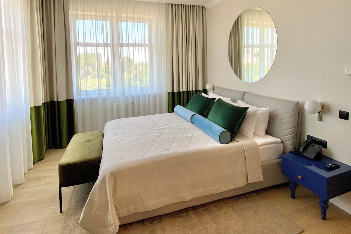 executive suite, 2 bedrooms | 1 bedroom, premium bedding, minibar, desk