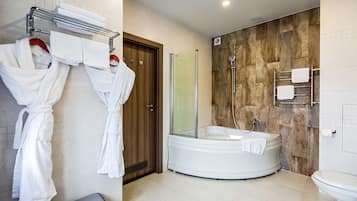 Suite | Bathroom | Free toiletries, hair dryer, towels, soap
