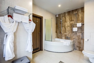 Suite | Badezimmer | Kostenlose Toilettenartikel, Haartrockner, Handtücher, Seife