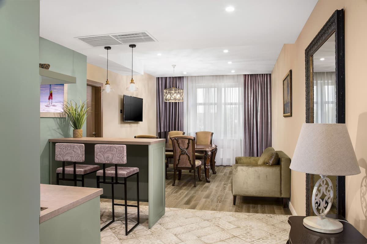 Apartament, 1 llit de matrimoni gran i sofà llit, no fumadors | Sala d'estar | Televisor de pantalla plana de 52 polzades amb canals per cable