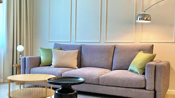 Executive-suite | Opholdsområde | 52-tommers fladskærms-tv med kabelkanaler, tv