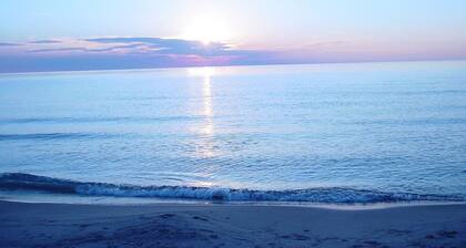2 bed/1 bath, 1.5 blocks to beach/town, dog friendly