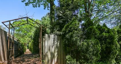 1 bed/1 bath, 1.5 blocks to beach/town, dog friendly