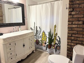Ensemble douche/baignoire, sèche-cheveux, serviettes fournies