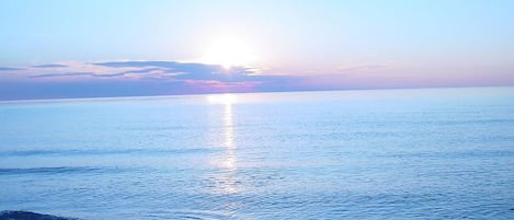 Ranta lähistöllä, aurinkotuoleja