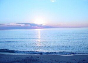 Una spiaggia nelle vicinanze, lettini da mare