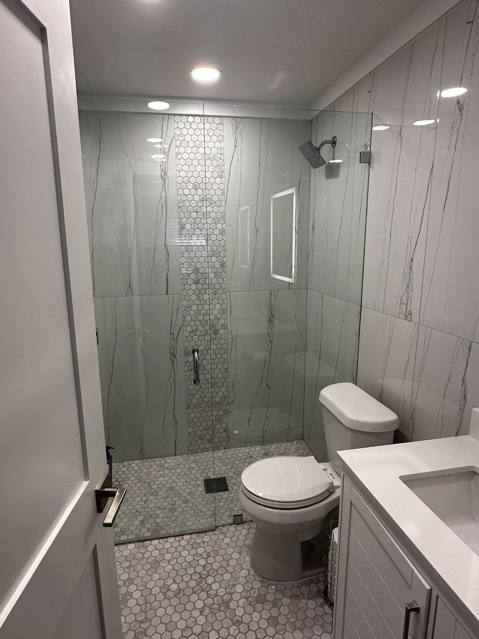 Douche, sèche-cheveux, serviettes fournies, savon