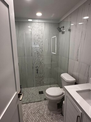 تجهيزات دش، مجففات شعر، مناشف، صابون