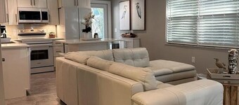 Duplex a nivel del suelo renovado profesionalmente, cerca de la playa y la calzada.