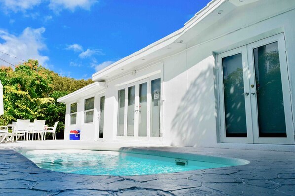 Alberca al aire libre y alberca climatizada