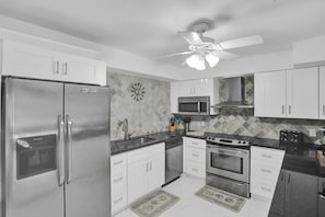 Refrigerador, microondas, horno y parrilla de estufa