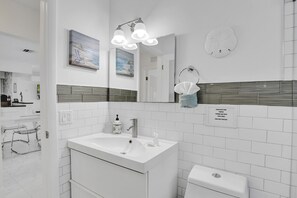 Douche, sèche-cheveux, serviettes fournies, savon