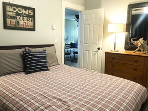 2 bedrooms, free WiFi, bed sheets - 2 bed/1 bath, 1.5 blocks to beach/town, dog friendly (Union Pier)