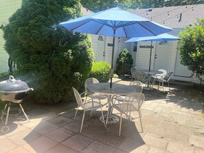 Outdoor dining - 2 bed/1 bath, 1.5 blocks to beach/town, dog friendly (Union Pier)