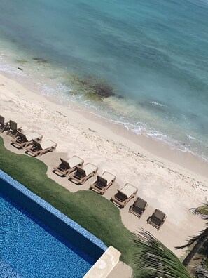 Pool - Deluxe Beachfront Penthouse in Akumal (Akumal, Quintana Roo)