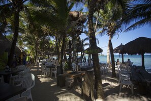 Outdoor dining - Deluxe Beachfront Penthouse in Akumal (Akumal, Quintana Roo)