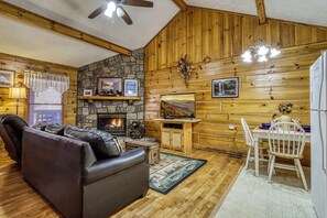 TV, caminetto, lettore DVD