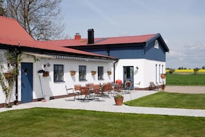 Outdoor dining - Österlens Karlsgård (Loderup)