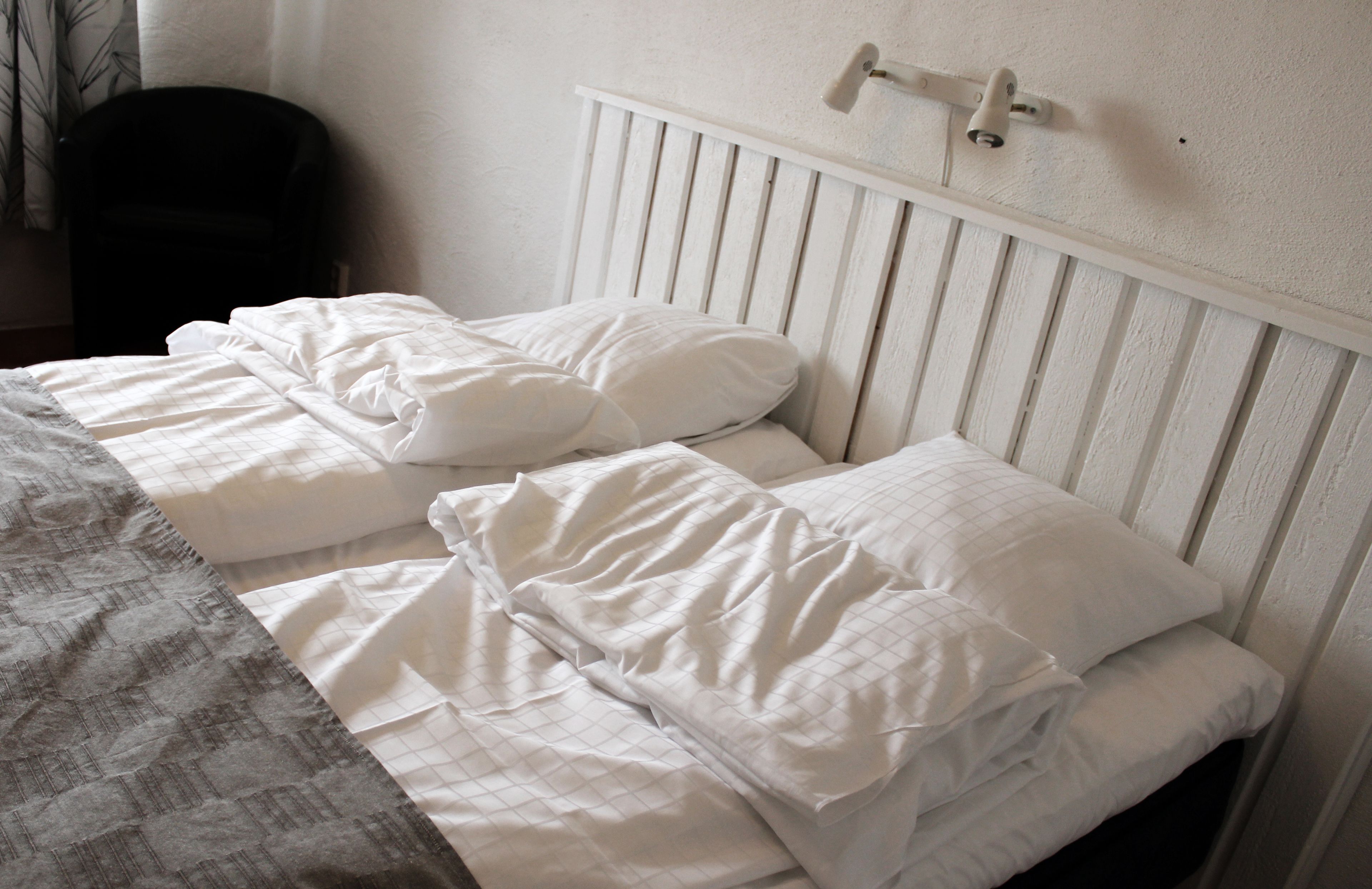 Habitación Confort con 2 camas individuales | Decoración personalizada, muebles diferentes y wifi gratis 