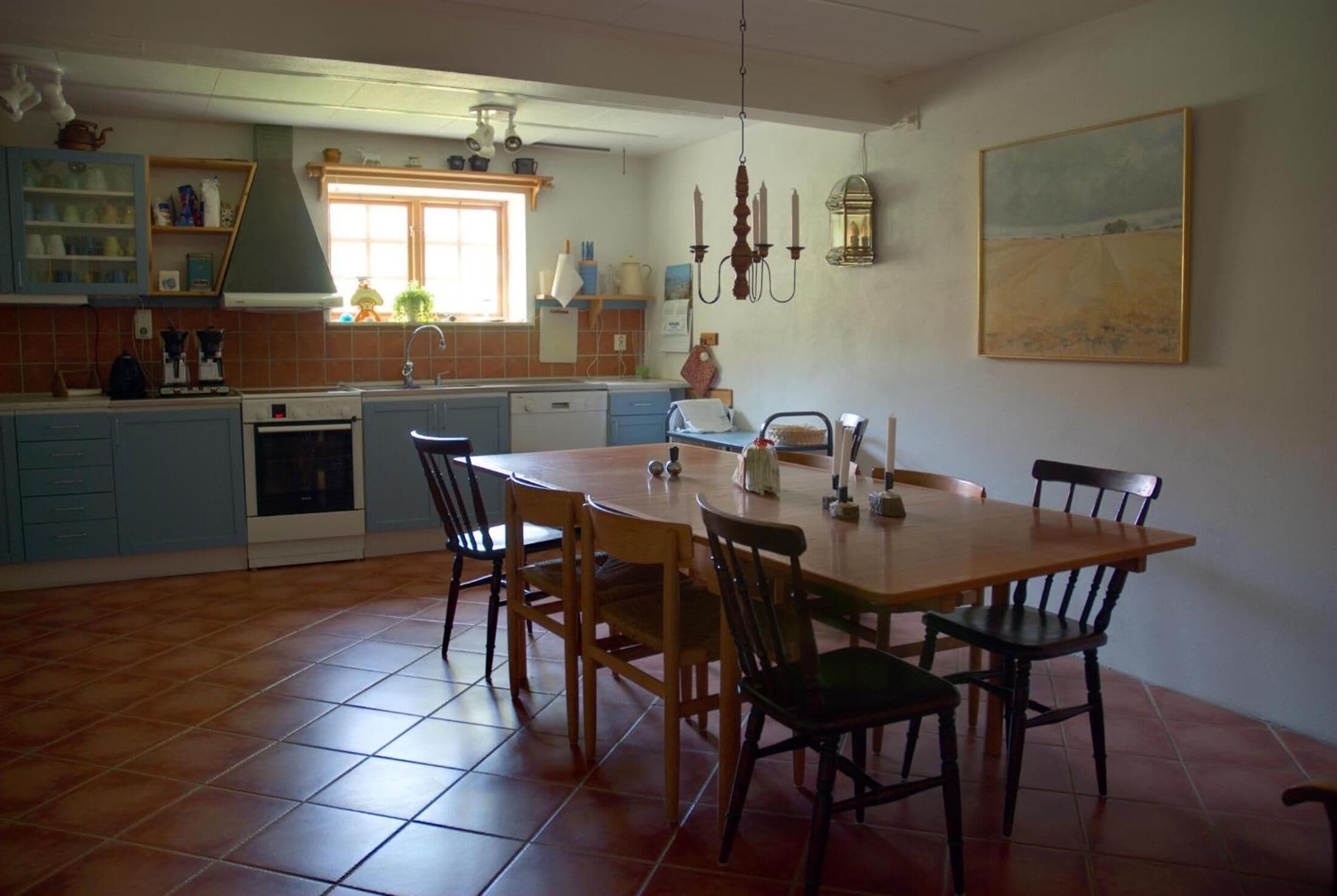 Refrigerador em uma área comum, micro-ondas em uma área comum