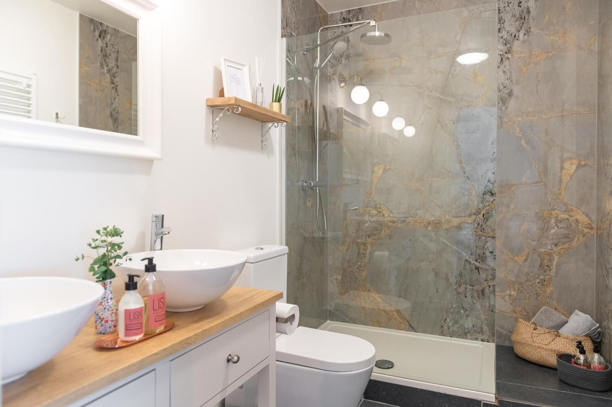 Shower, rainfall showerhead, free toiletries, hair dryer