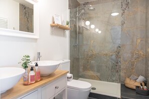 Shower, rainfall showerhead, free toiletries, hair dryer - Woods and Wine (As)