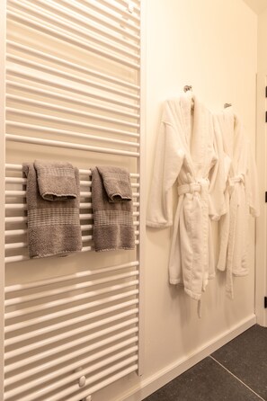 Chambre double (Bird Room) | Commodités de la salle de bain | Douche, douche cascade, articles de toilette (gratuits)