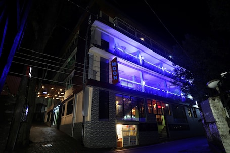 Fachada de la propiedad por la tarde o noche