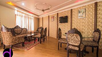Family Room, Multiple Beds | Premium bedding, in-room safe, desk, soundproofing