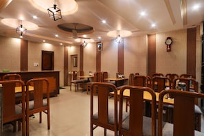 Café da manhã continental todos os dias (INR 300 por pessoa)