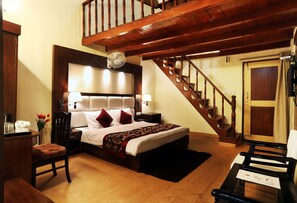 family four poster | Premium bedding, in-room safe, desk, soundproofing - Hotel Moon (Nainital)