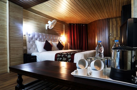 Quarto casal luxo, 1 cama de casal, acessível, vista para o vale | Roupas de cama premium, cofres nos quartos, escrivaninha. Hotel Moon