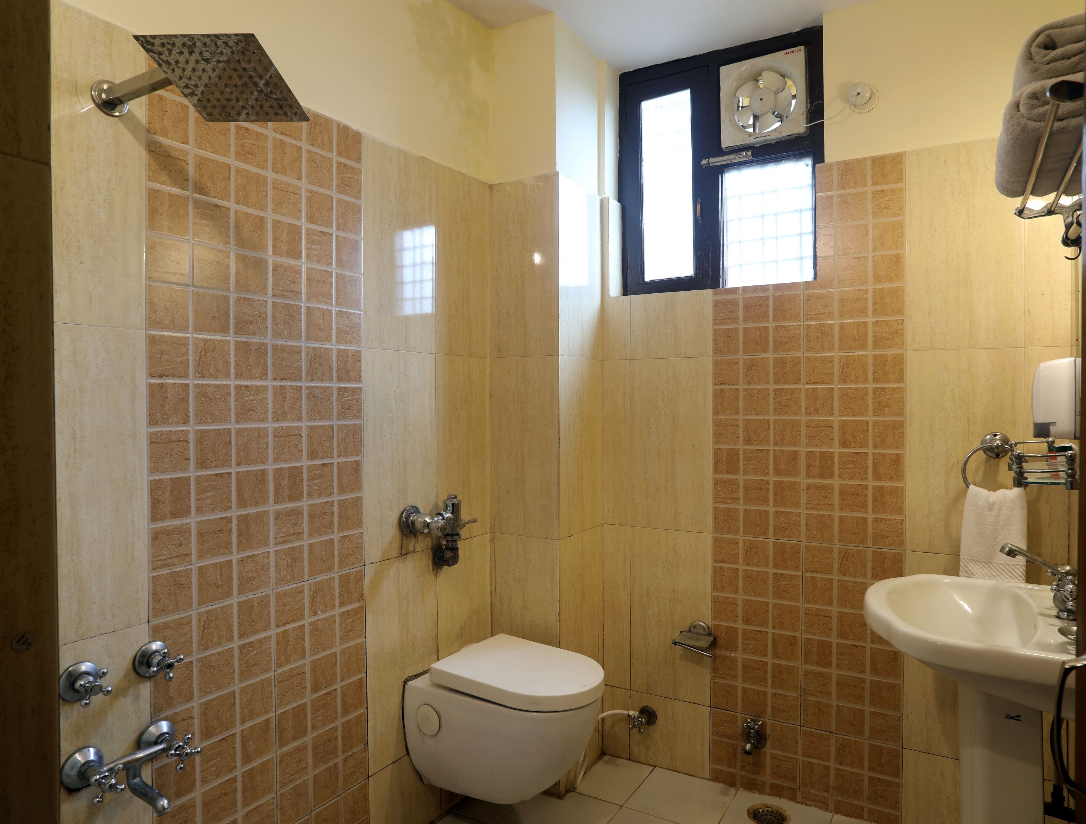 Een badkamer met toilet, wastafel en douche.