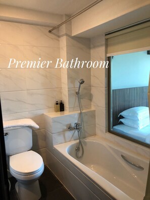 Quarto casal ou duplo premier | Frigobar, cofres nos quartos, escrivaninha, cortinas blackout