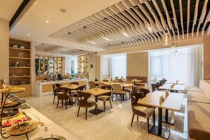 Daily buffet breakfast (CNY 48 per person)